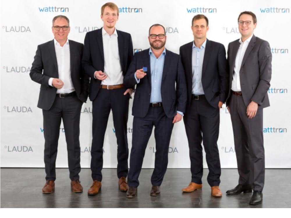 Gruppenbild nach Vertragsunterzeichnung