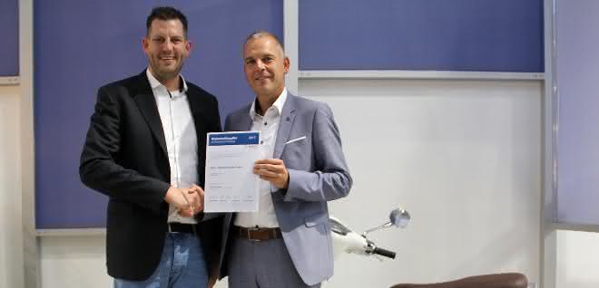 Markus Langer (li.) überreicht den Award an Steffen Vogl (re.) Markus Langer (li.) und Steffen Vogl