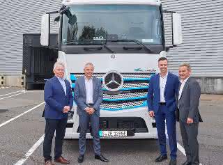 Handover of the eActros to Meyer-Logistik