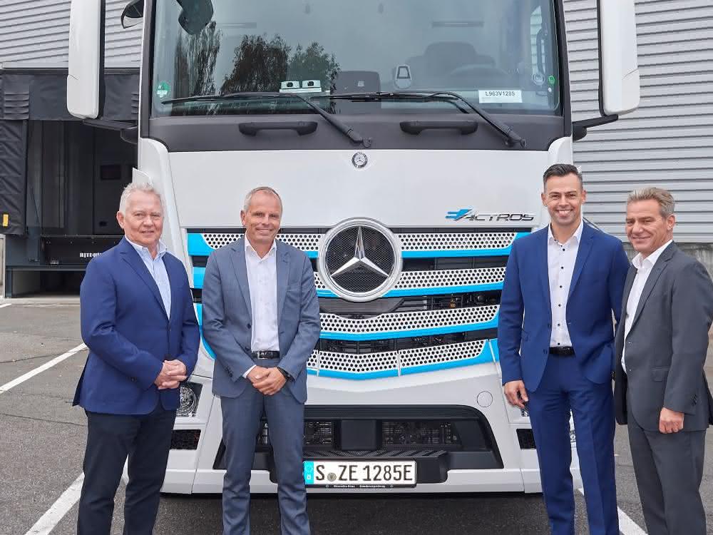 Handover of the eActros to Meyer-Logistik