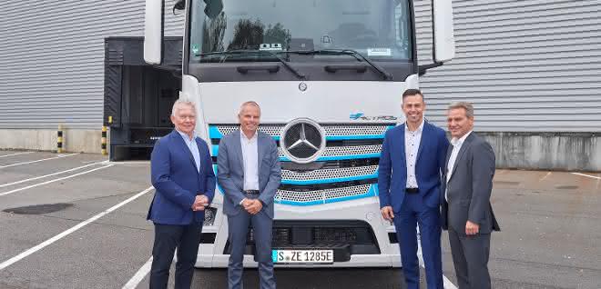 Handover of the eActros to Meyer-Logistik Handover of the eActros to Meyer-Logistik