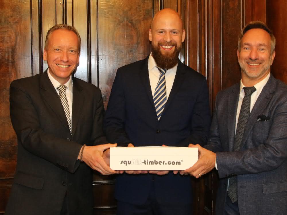 Carsten Hernig, Geschäftsführer der Jettainer GmbH, Andreas Langemann, Geschäftsführer der trilatec GmbH, und Martin Kraemer, Head of Marketing & PR der Jettainer GmbH, beim traditionellen Pressefrühstück in Berlin. Carsten Hernig, Geschäftsführer der Jettainer GmbH, Andreas Langemann, Geschäftsführer der trilatec GmbH, und Martin Kraemer, Head of Marketing & PR der Jettainer GmbH, beim traditionellen Pressefrühstück in Berlin.