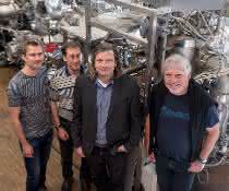 Das Forscherteam Tobias Löffler, Alan Savan, Alfred Ludwig und Wolfgang Schuhmann (von links) vor der kombinatorischen Sputteranlage, in der die Nanopartikelbibliotheken hergestellt wurden. Das Forscherteam Tobias Löffler, Alan Savan, Alfred Ludwig und Wolfgang Schuhmann.