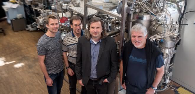 Das Forscherteam Tobias Löffler, Alan Savan, Alfred Ludwig und Wolfgang Schuhmann (von links) vor der kombinatorischen Sputteranlage, in der die Nanopartikelbibliotheken hergestellt wurden. Das Forscherteam Tobias Löffler, Alan Savan, Alfred Ludwig und Wolfgang Schuhmann.