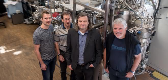 Das Forscherteam Tobias Löffler, Alan Savan, Alfred Ludwig und Wolfgang Schuhmann (von links) vor der kombinatorischen Sputteranlage, in der die Nanopartikelbibliotheken hergestellt wurden. Das Forscherteam Tobias Löffler, Alan Savan, Alfred Ludwig und Wolfgang Schuhmann.