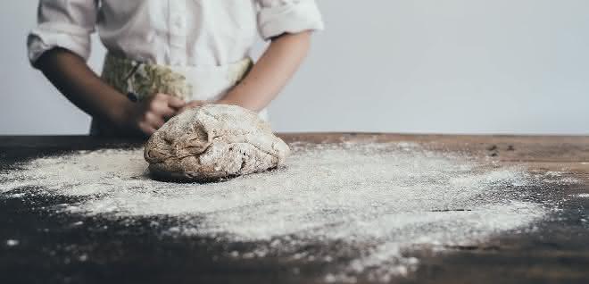 Beim Brotbacken