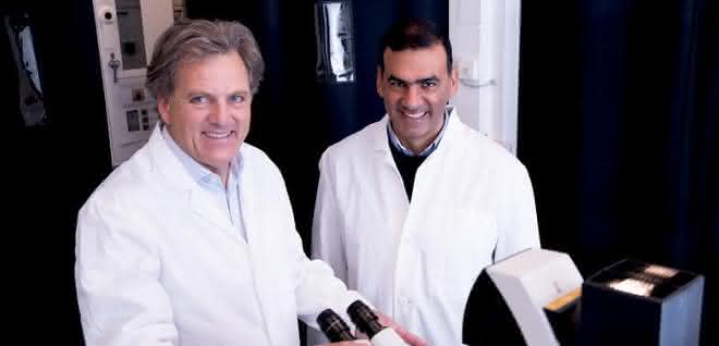 Samir El-Mashtoly (rechts) und Klaus Gerwert im Labor an der Ruhr-Universität Bochum.