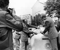 Den ersten Umweltengel bekam 1978 ein Recycling-Container aufgeklebt. Den ersten Umweltengel bekam 1978 ein Recycling-Container aufgeklebt.