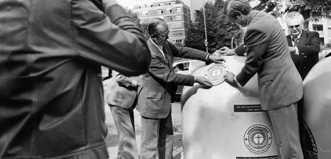 Den ersten Umweltengel bekam 1978 ein Recycling-Container aufgeklebt. Den ersten Umweltengel bekam 1978 ein Recycling-Container aufgeklebt.