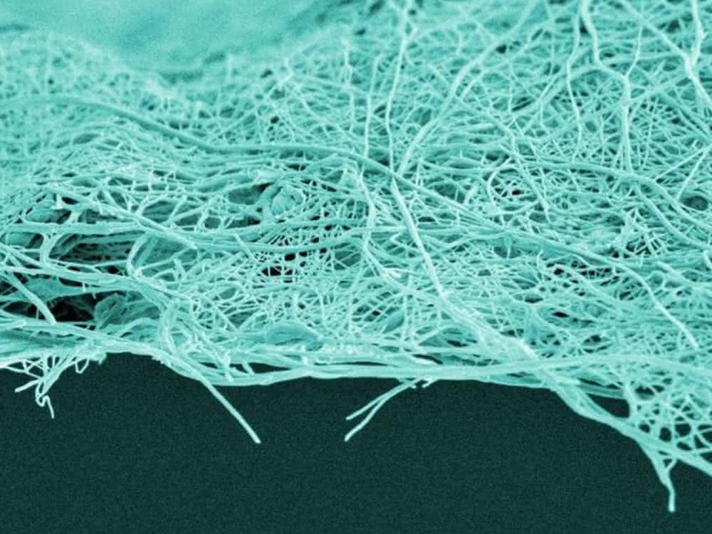 Empa-Forscher haben feine Membranen mit einer Porengröße von etwa 100 Nanometern mittels Elektrospinning hergestellt.