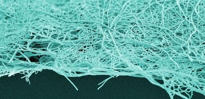 Empa-Forscher haben feine Membranen mit einer Porengröße von etwa 100 Nanometern mittels Elektrospinning hergestellt.