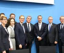 Der Regierende Bürgermeister von Berlin, Michael Müller (3.v.l.), Siemens-Chef Joe Kaeser (4.v.l.), BAM-Präsident Prof. Dr. Ulrich Panne (2.v.r.) und die weiteren Partner. Gruppenbild nach der Unterzeichnung des MoU