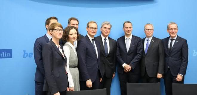 Der Regierende Bürgermeister von Berlin, Michael Müller (3.v.l.), Siemens-Chef Joe Kaeser (4.v.l.), BAM-Präsident Prof. Dr. Ulrich Panne (2.v.r.) und die weiteren Partner. Gruppenbild nach der Unterzeichnung des MoU