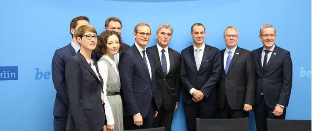 Der Regierende Bürgermeister von Berlin, Michael Müller (3.v.l.), Siemens-Chef Joe Kaeser (4.v.l.), BAM-Präsident Prof. Dr. Ulrich Panne (2.v.r.) und die weiteren Partner. Gruppenbild nach der Unterzeichnung des MoU