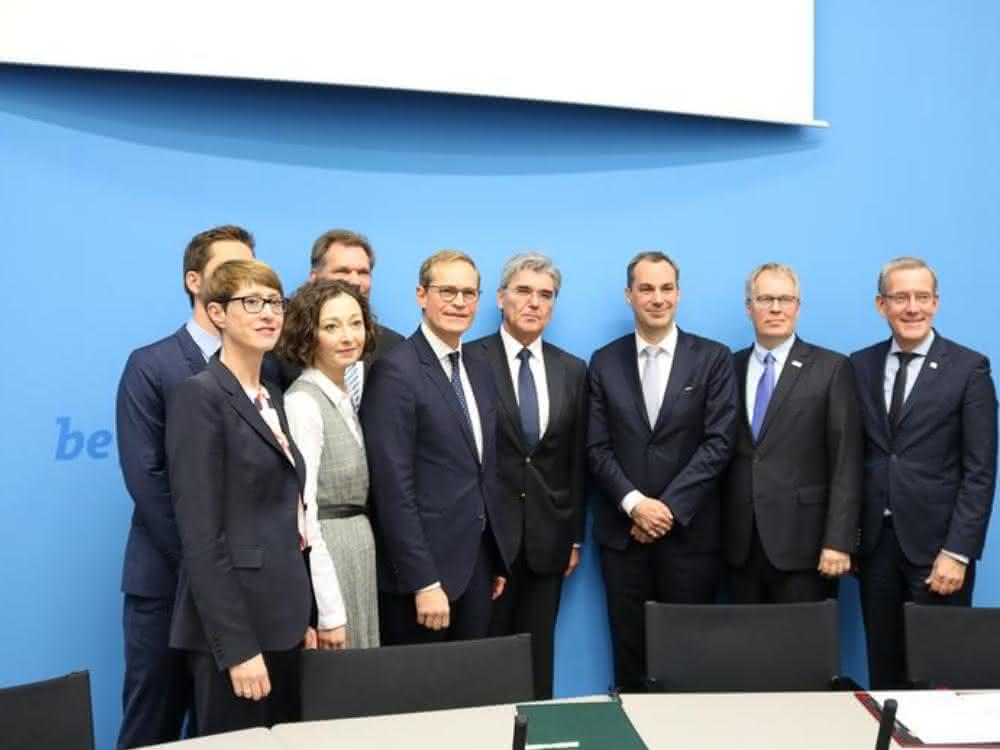Gruppenbild nach der Unterzeichnung des MoU