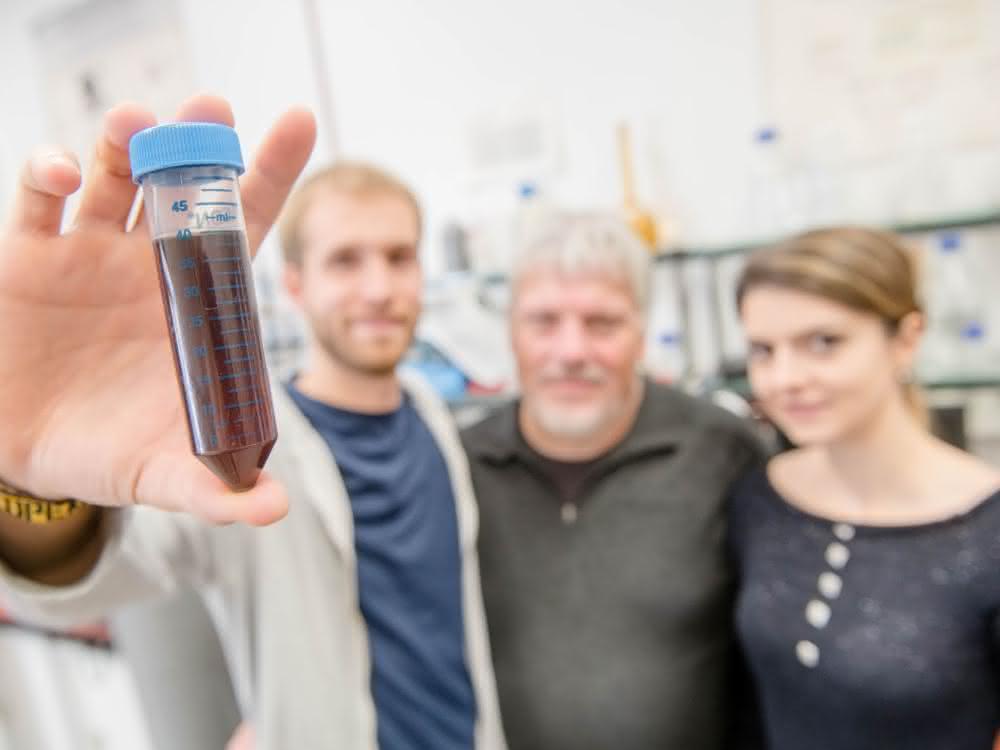 Diesen Metallpartikeln in Lösung haben Forscherinnen und Forscher eine besondere Eigenschaft verpasst. Diesen Metallpartikeln in Lösung haben Forscherinnen und Forscher eine besondere Eigenschaft verpasst.
