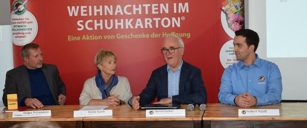 Press conference 2018: The truck tracking of the "Christmas in a Shoebox" parcels is presented.
