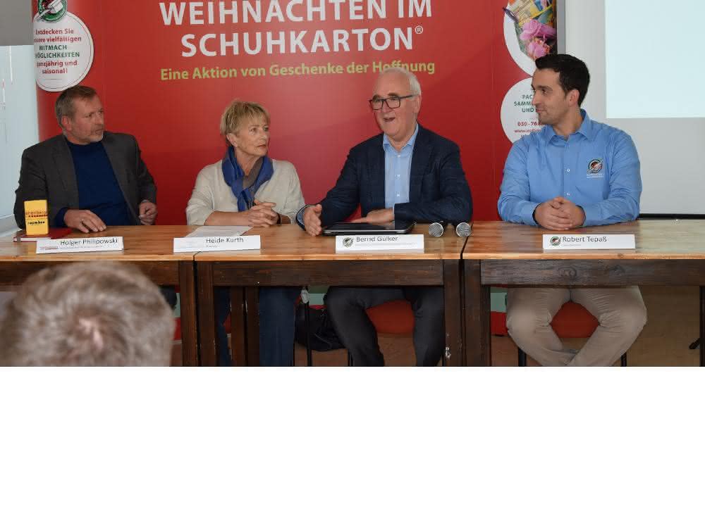 Press conference 2018: The truck tracking of the "Christmas in a Shoebox" parcels is presented.