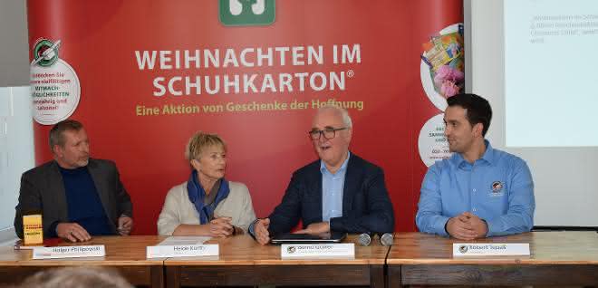 Press conference 2018: The truck tracking of the "Christmas in a Shoebox" parcels is presented. Press conference 2018: The truck tracking of the "Christmas in a Shoebox" parcels is presented.