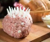 Ansteckender (Mett-) Igel? Streichfähige Rohwürste (z.B. Tee- und Mettwurst) können eine mögliche Ansteckungsquelle des Menschen mit verschiedenen Krankheitserregern sein.