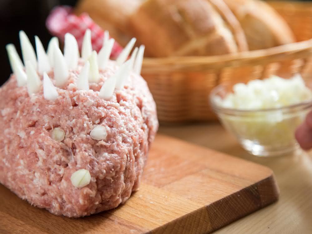 Ansteckender (Mett-) Igel? Streichfähige Rohwürste (z.B. Tee- und Mettwurst) können eine mögliche Ansteckungsquelle des Menschen mit verschiedenen Krankheitserregern sein.