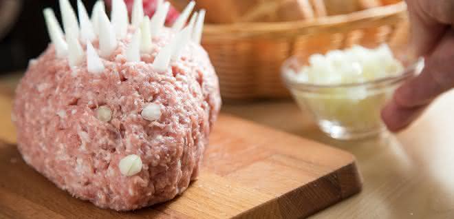 Ansteckender (Mett-) Igel? Streichfähige Rohwürste (z.B. Tee- und Mettwurst) können eine mögliche Ansteckungsquelle des Menschen mit verschiedenen Krankheitserregern sein.