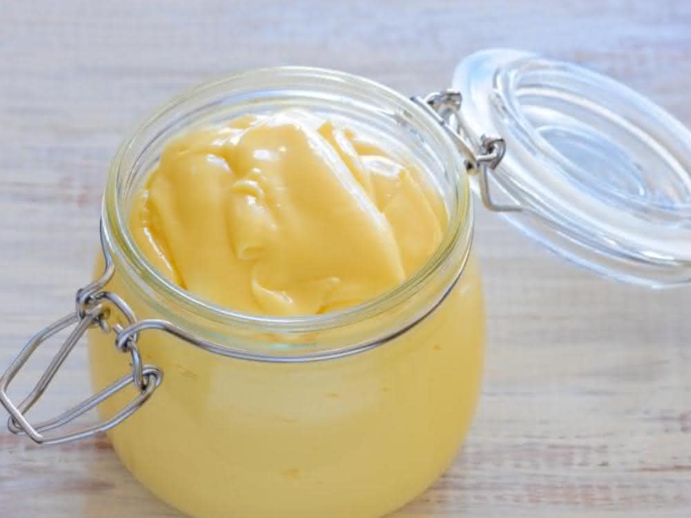 Glas mit Mayonnaise