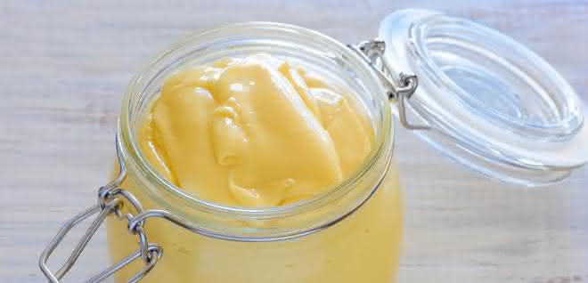 Glas mit Mayonnaise