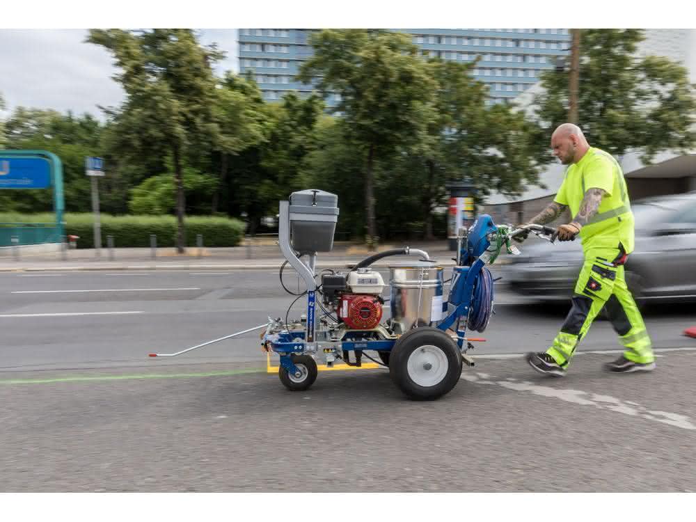 Für die Verkehrsführung in der ersten Bauphase markierte Zeppelin Rental die Fahrbahn