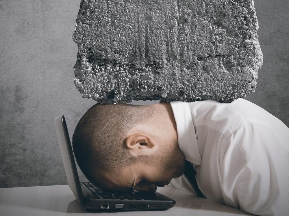 Digitaler Stress verursacht gesundheitliche Beschwerden und eine Minderung der beruflichen Leistung.