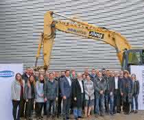 Neue Wertstromfabrik in Glatten Die Baubeteiligten vor dem neuen Hochregallager.