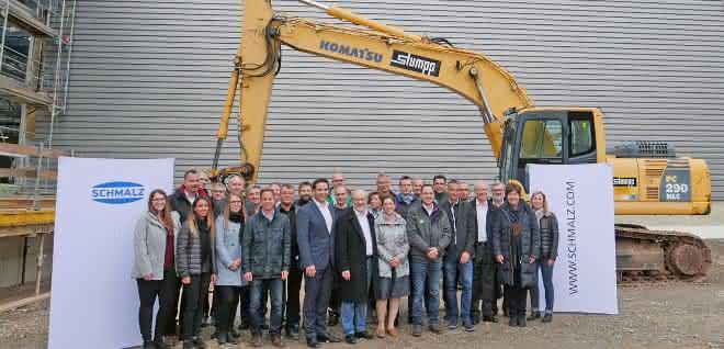 Die Baubeteiligten vor dem neuen Hochregallager.