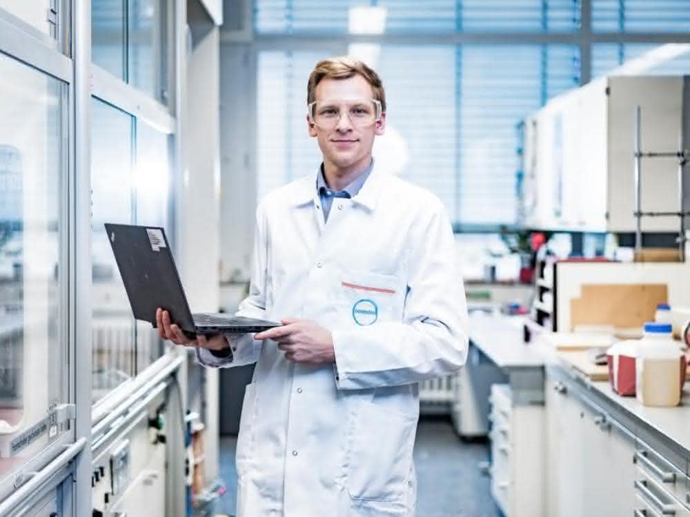 Daten-Experte in einem Labor von Covestro