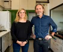 Arbeiten mit Massenspektrometrie: Linda Weiss und Ralph Tollrian im Labor an der RUB