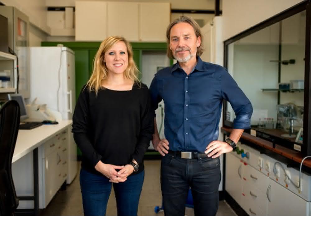 Arbeiten mit Massenspektrometrie: Linda Weiss und Ralph Tollrian im Labor an der RUB