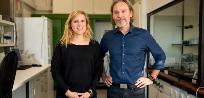 Arbeiten mit Massenspektrometrie: Linda Weiss und Ralph Tollrian im Labor an der RUB