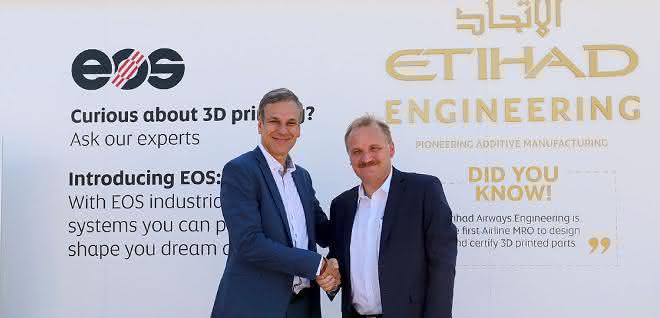 Markus Glasser, Senior Vice President Export Region bei EOS und Bernhard Randerath, Vice President Design, Engineering and Innovation bei Etihad Airways Engineering.