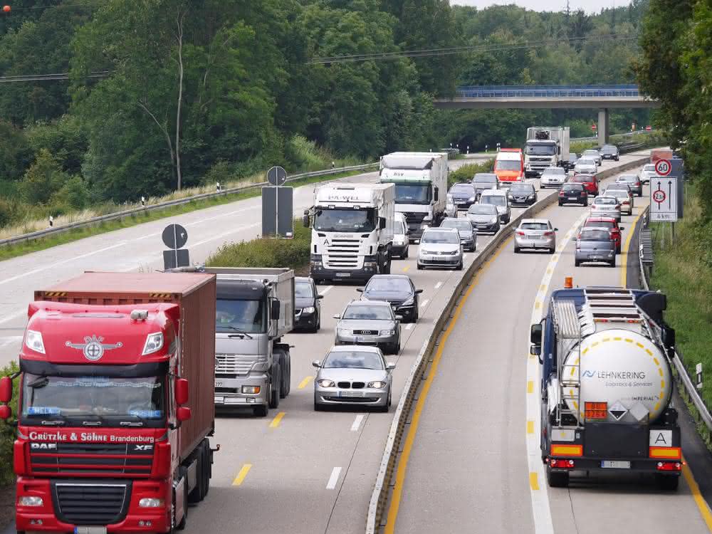 Autos und LKWs auf einer Autobahn