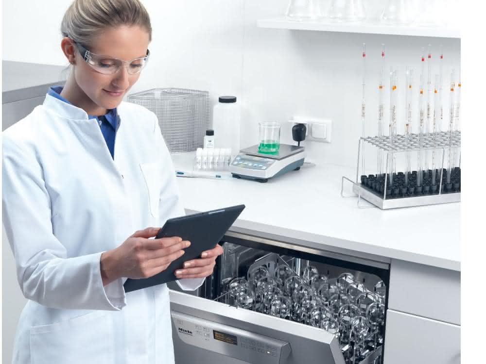 Praktisch: Ein Tablet mit passender App, die selbstständig die Aufzeichnung der Aufbereitungsdaten erledigt – und damit Zeit im Alltag spart. (Bild: Miele) Praktisch: Ein Tablet mit passender App, die selbstständig die Aufzeichnung der Aufbereitungsdaten erledigt – und damit Zeit im Alltag spart. (Bild: Miele)