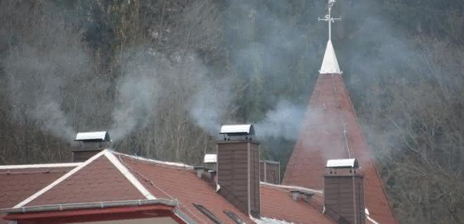 Holzheizungen in Deutschlandsorgen für lokale Probleme bei der Luftqualität und tragen zum globalen Klimawandel bei..