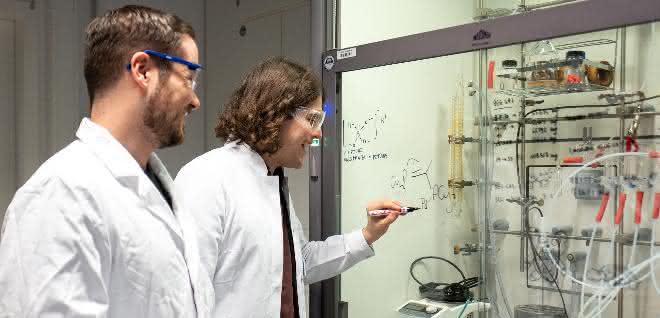 Philip Weber und Thorsten Scherpf (hinten) waren maßgeblich an den Versuchen im Labor beteiligt.