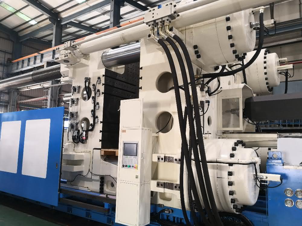 FCS injection molding machines FCS can also handle large injection molding machines: 16 containers are needed to transport this example.