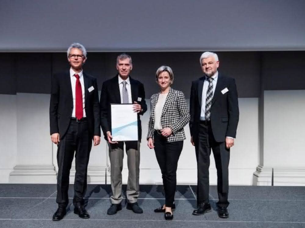 Von links nach rechts: Herr Prof. Dr. Ulrich Massing (Hettich), Herr Klaus-Günter Eberle (Hettich, GF), Frau Nicole Hoffmeister-Kraut (Wirtschaftsministerin BW), Herr Wolfgang Reimer (Regierungspräsident Stuttgart) Von links nach rechts: Herr Prof. Dr. Ulrich Massing (Hettich), Herr Klaus-Günter Eberle (Hettich, GF), Frau Nicole Hoffmeister-Kraut (Wirtschaftsministerin BW), Herr Wolfgang Reimer (Regierungspräsident Stuttgart)
