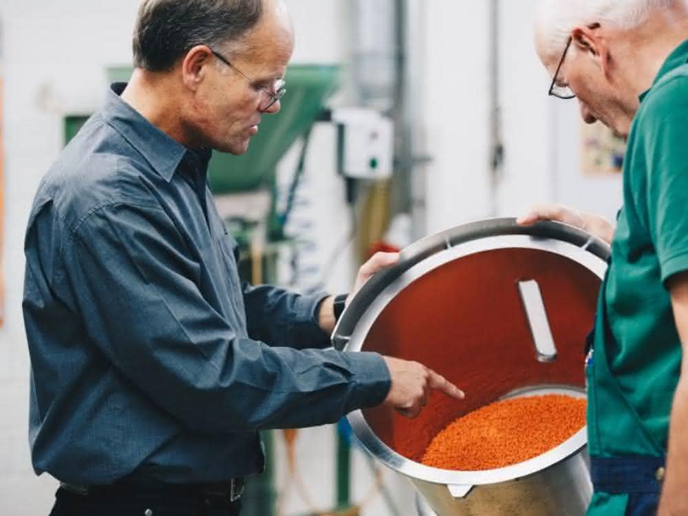 Die KWS Experten Ralf Tilcher (links) und Walter Findling diskutieren das Anbringen von Biologicals am Saatgut.