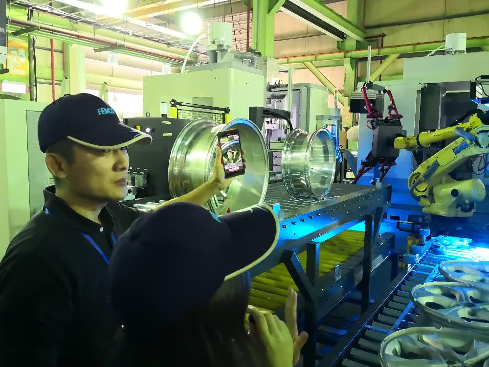 Rim production cell at Femco Femco has set up an automated production cell for wheel rims. The company used this to demonstrate the functions of its app.