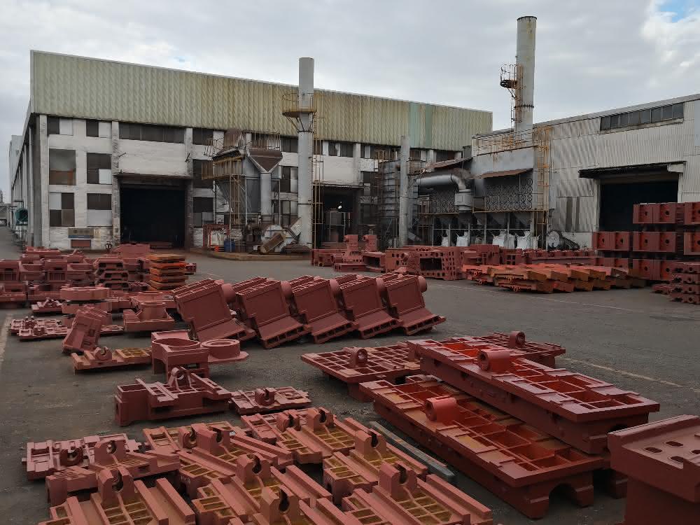 YCM still has its own foundry, where machine beds are produced, among other things. The large hopper in front of the hall is used for sand processing.