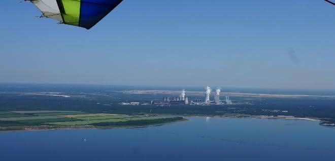 Kohlekraftwerk Boxberg in der Lausitz: In der Abluftfahne haben die Forscher in 20 Kilometern Entfernung bis zu 85 000 Partikel pro Kubikzentimeter gemessen. Kohlekraftwerk Boxberg in der Lausitz: In der Abluftfahne haben die Forscher in 20 Kilometern Entfernung bis zu 85 000 Partikel pro Kubikzentimeter gemessen.
