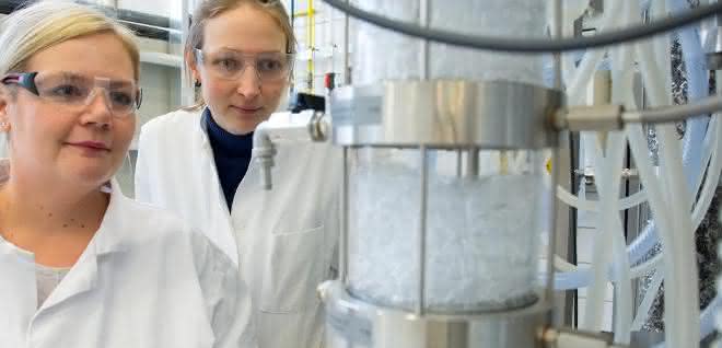 Die praktische Ausbildung im Labor ist Kernelement des Studiums an der TH Bingen. Demnächst lernen die Studierenden auch an der „Modellfabrik“. Die praktische Ausbildung im Labor ist Kernelement des Studiums an der TH Bingen. Demnächst lernen die Studierenden auch an der „Modellfabrik“.