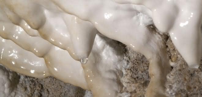 Aragonit-Vorkommen in der Obstanser Eishöhle in Tirol: Die Oberfläche dieser weißen Schicht an der Höhlenwand ist mit dem neu entdeckten mAra, einem Vorläufer des Aragonits, bedeckt. Aragonit-Vorkommen in der Obstanser Eishöhle in Tirol: Die Oberfläche dieser weißen Schicht an der Höhlenwand ist mit dem neu entdeckten mAra, einem Vorläufer des Aragonits, bedeckt.