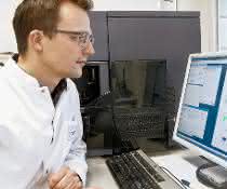 Dr. Nicola Wilck vom Experimental and Clinical Research Center bei der Arbeit am Laborcomputer.